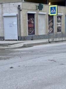 Дорожный знак «Пешеходный переход» у школы в Коктебеле. На этом месте сбили собаку. Водитель скрылся. Иллюстрация к статье о ДТП и безопасности дорожного движения.